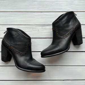 UGG Charlotte Ankle Boot Leather Black with Brown Stitching size 9